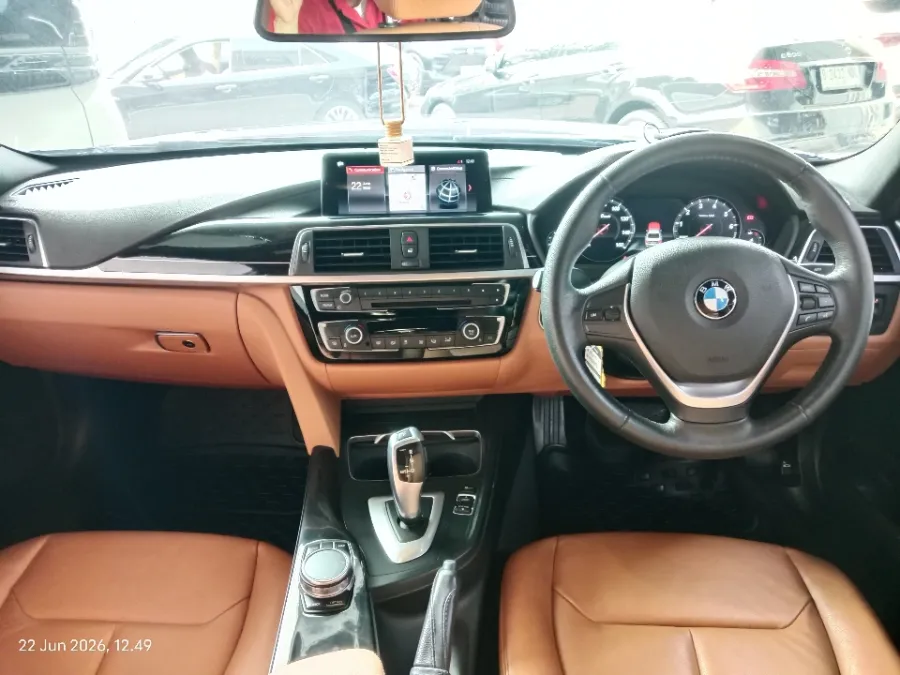 Foto Mobil Bekas Dashboard BMW 320i 2.0 tahun 2018