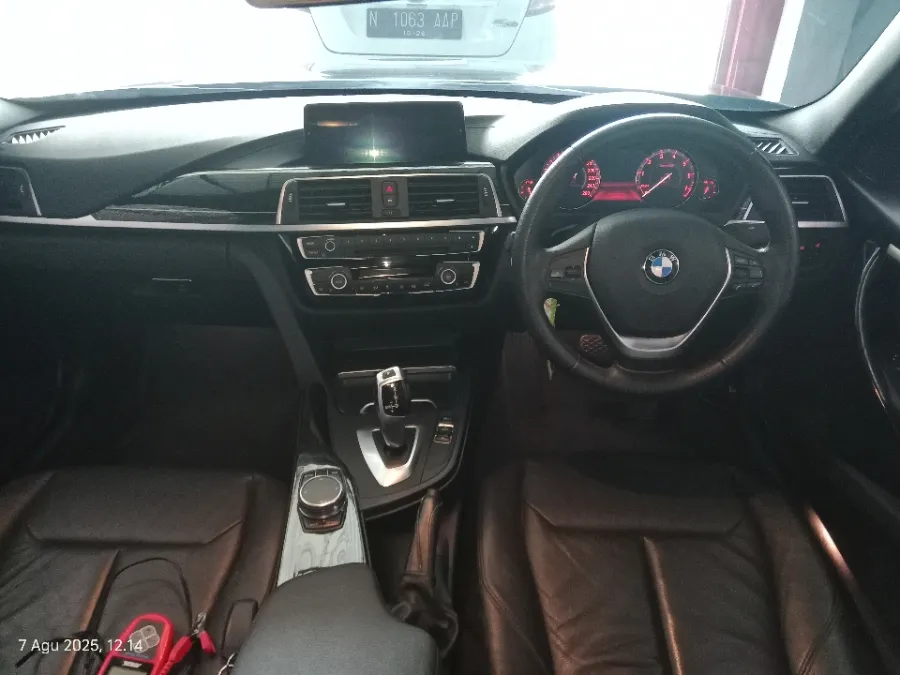 Foto Mobil Bekas Dashboard BMW 320i 2.0 tahun 2018