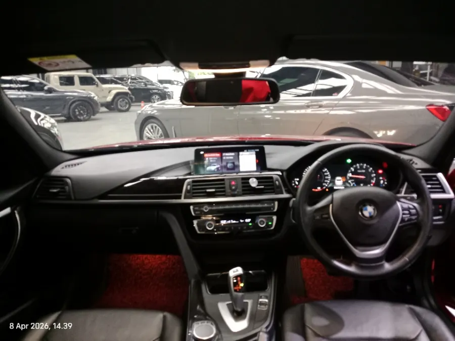 Foto Mobil Bekas Dashboard BMW 320i 2.0 tahun 2018