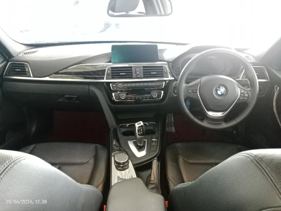 Foto Mobil Bekas Dashboard BMW 320i 2.0 tahun 2018