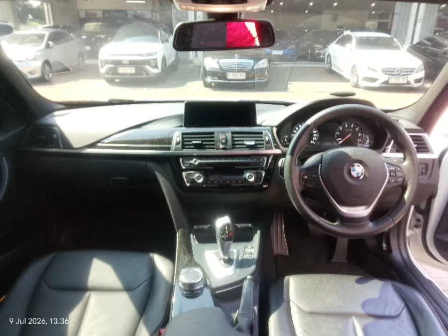 Foto Mobil Bekas Dashboard BMW 320i 2.0 tahun 2018