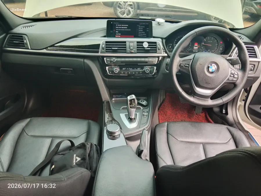 Foto Mobil Bekas Dashboard BMW 320i 2.0 tahun 2018