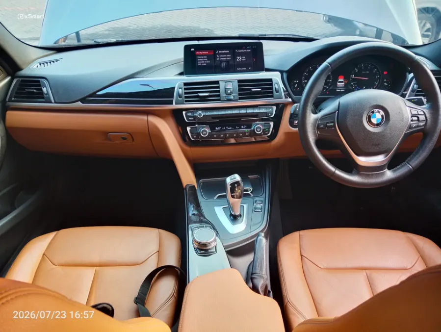 Foto Mobil Bekas Dashboard BMW 320i 2.0 tahun 2018