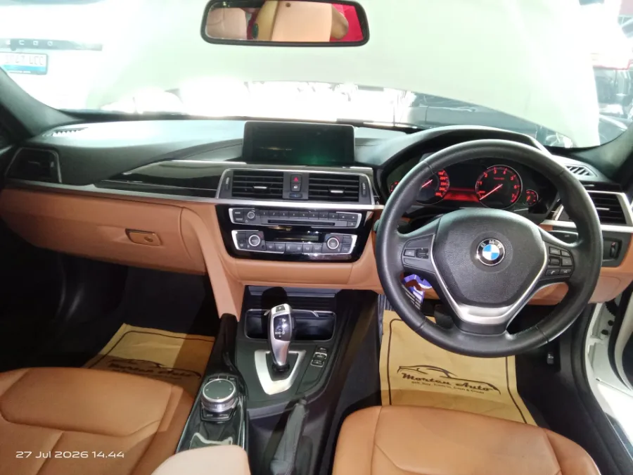 Foto Mobil Bekas Dashboard BMW 320i 2.0 tahun 2018