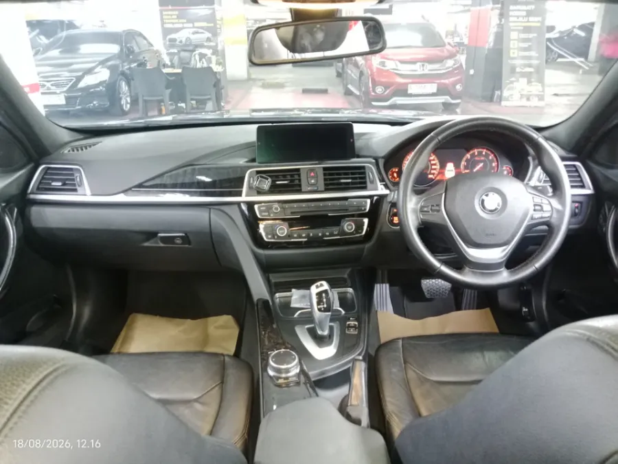 Foto Mobil Bekas Dashboard BMW 320i 2.0 tahun 2018