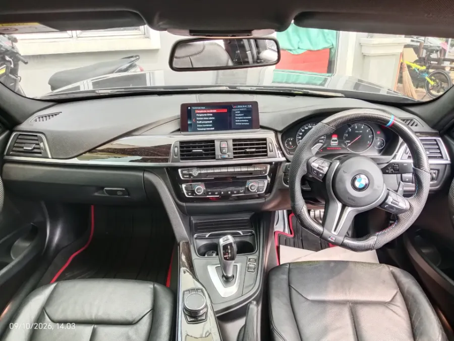 Foto Mobil Bekas Dashboard BMW 320i 2.0 tahun 2018