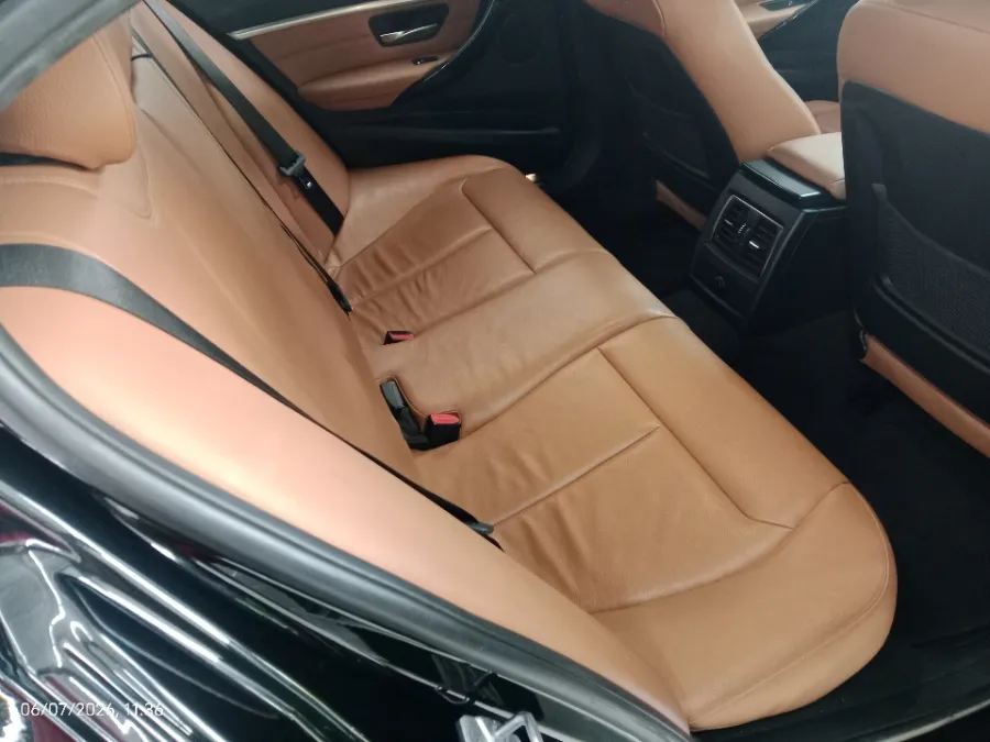 Foto Mobil Bekas Kabin Belakang BMW 320i 2.0 tahun 2018