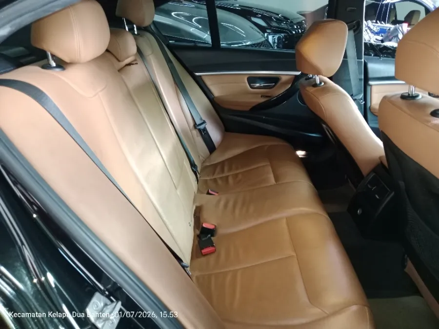 Foto Mobil Bekas Kabin Belakang BMW 320i 2.0 tahun 2018