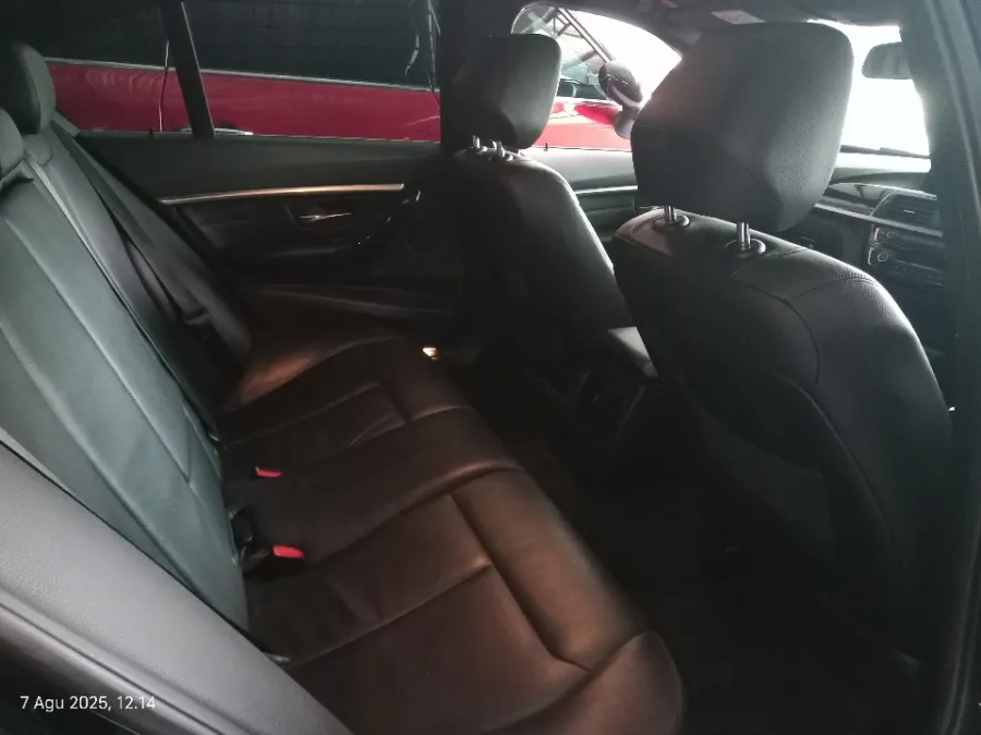 Foto Mobil Bekas Kabin Belakang BMW 320i 2.0 tahun 2018