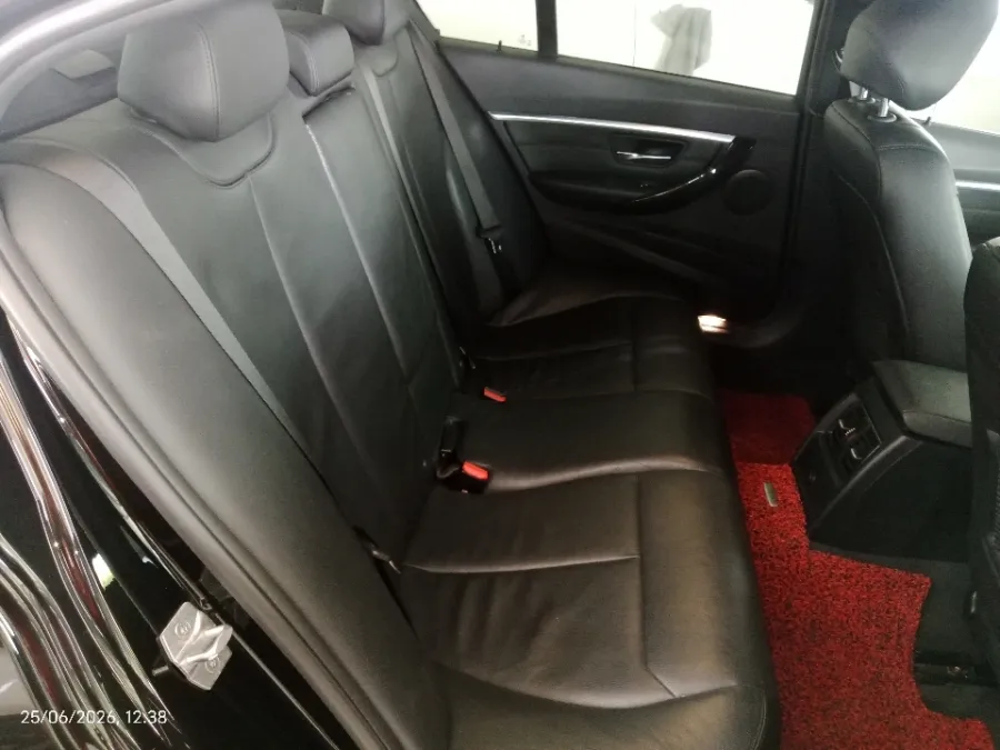 Foto Mobil Bekas Kabin Belakang BMW 320i 2.0 tahun 2018