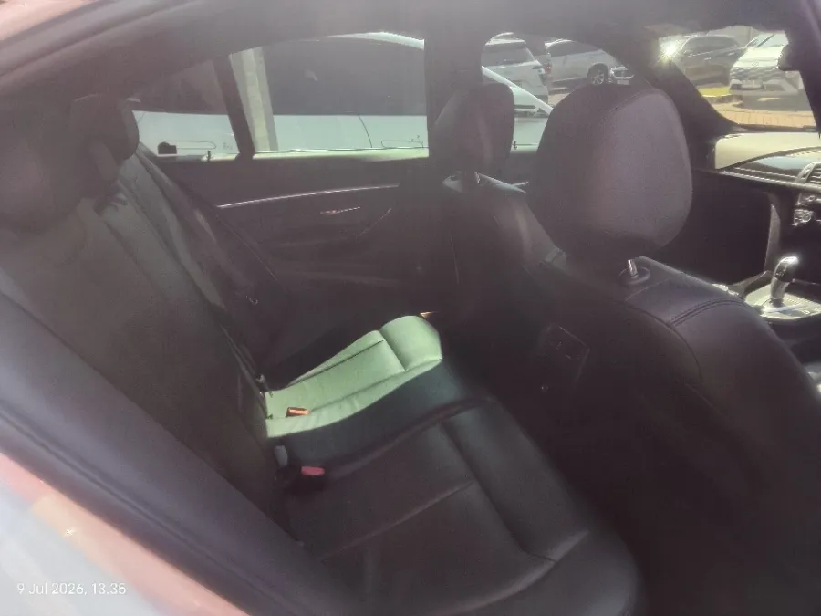 Foto Mobil Bekas Kabin Belakang BMW 320i 2.0 tahun 2018
