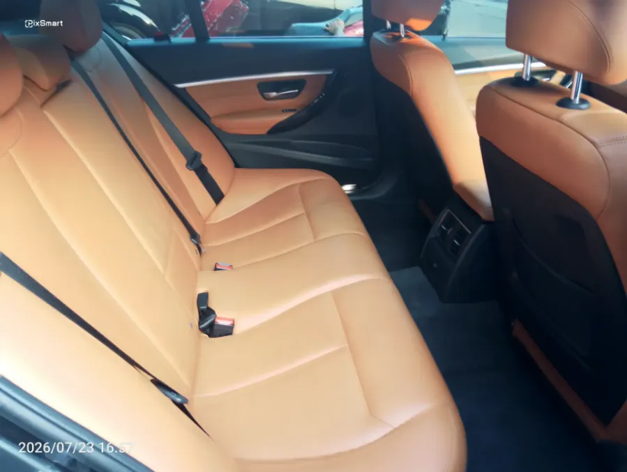 Foto Mobil Bekas Kabin Belakang BMW 320i 2.0 tahun 2018
