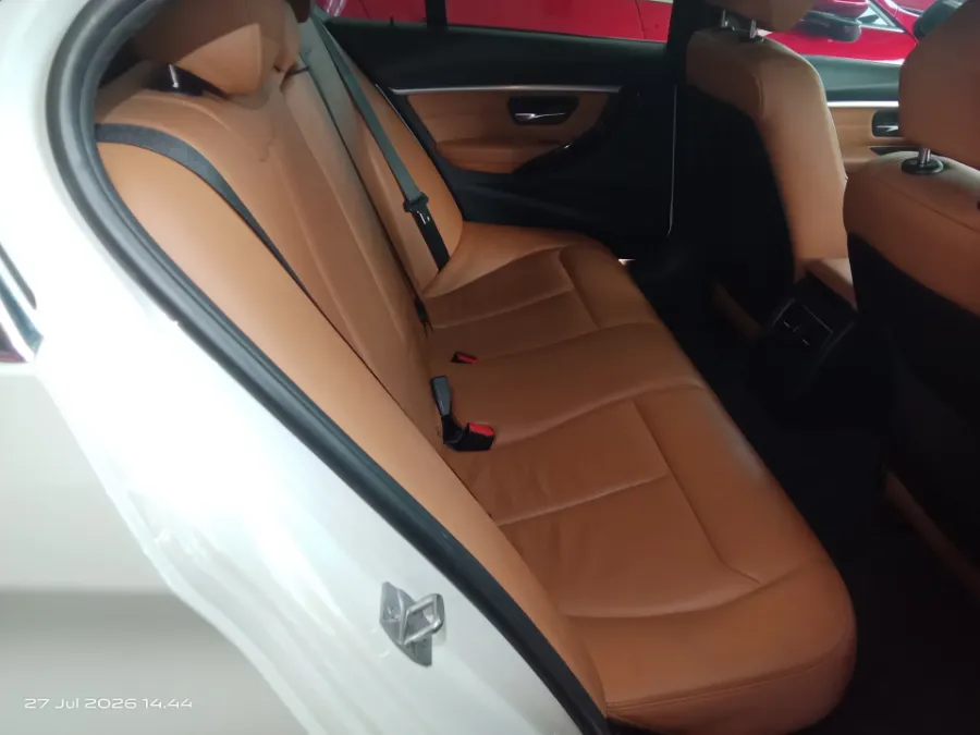 Foto Mobil Bekas Kabin Belakang BMW 320i 2.0 tahun 2018