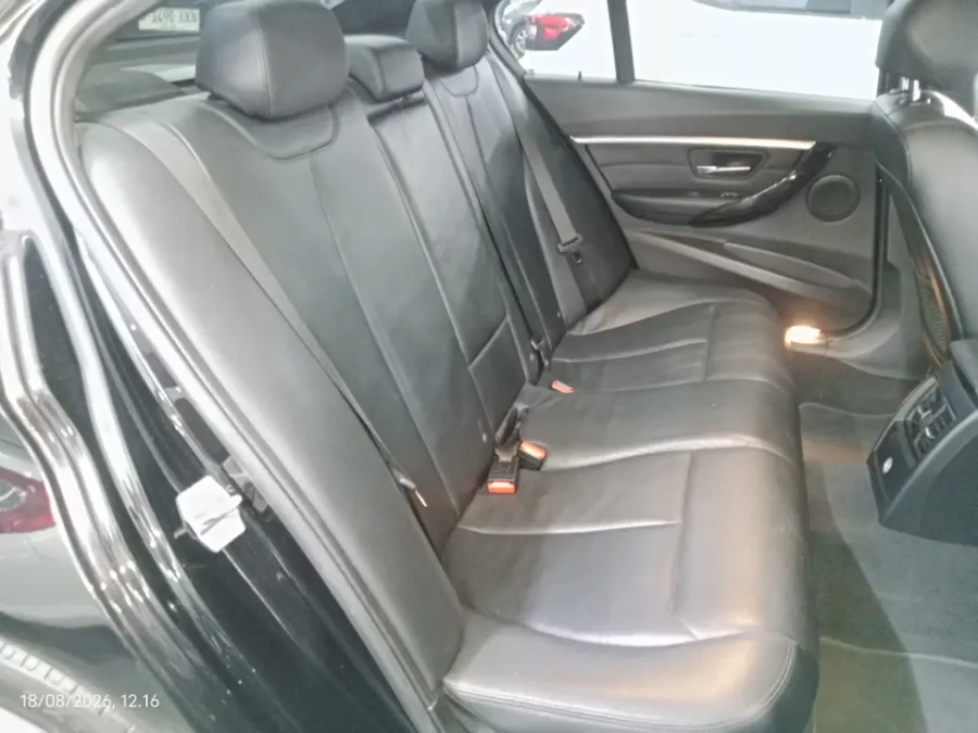 Foto Mobil Bekas Kabin Belakang BMW 320i 2.0 tahun 2018