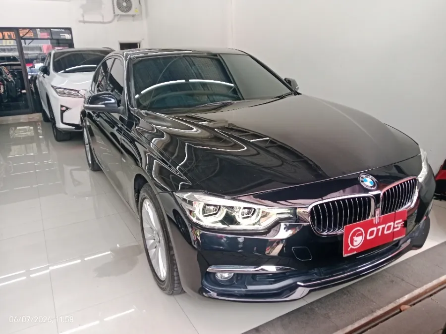 Foto Mobil Bekas Kanan Depan BMW 320i 2.0 tahun 2018