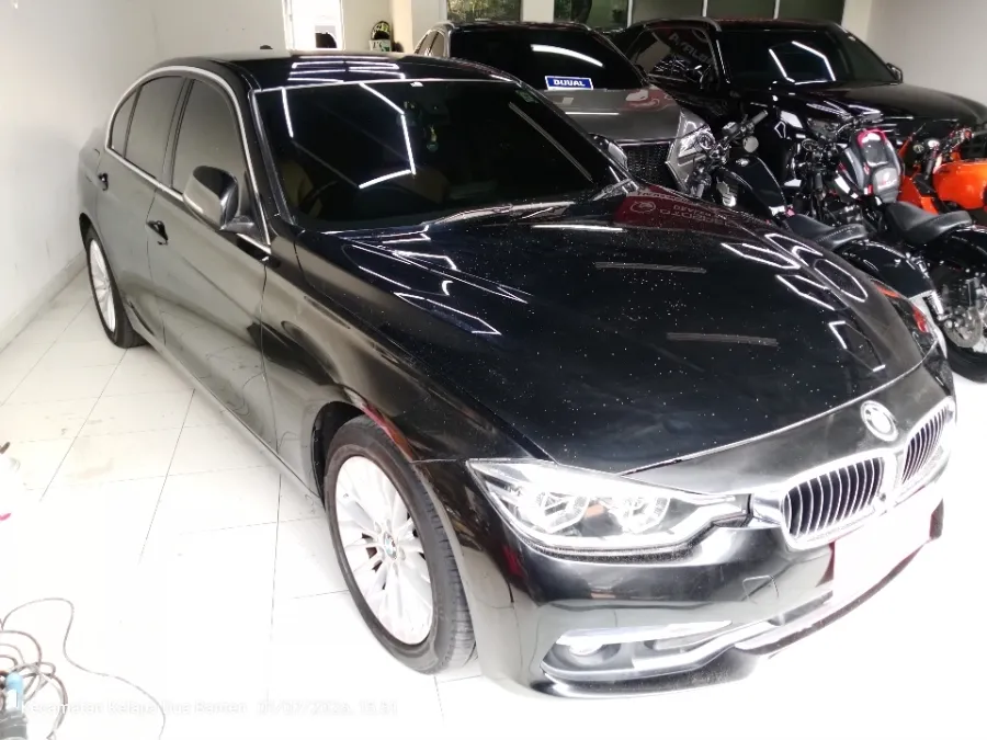 Foto Mobil Bekas Kanan Depan BMW 320i 2.0 tahun 2018