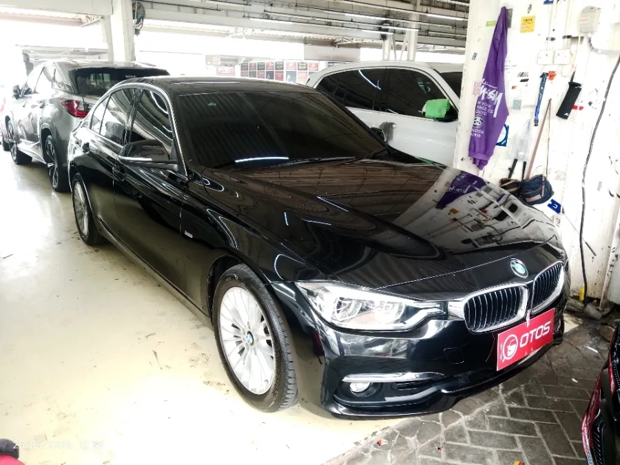 Foto Mobil Bekas Kanan Depan BMW 320i 2.0 tahun 2018