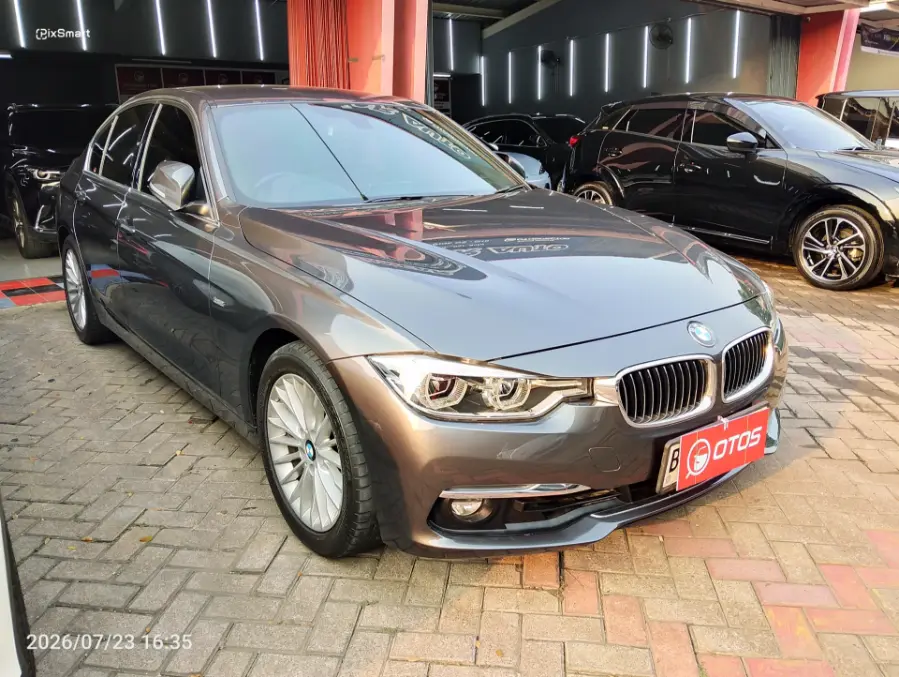 Foto Mobil Bekas Kanan Depan BMW 320i 2.0 tahun 2018