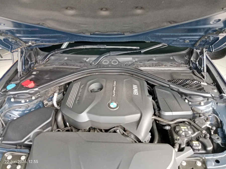 Foto Mobil Bekas Mesin BMW 320i 2.0 tahun 2018