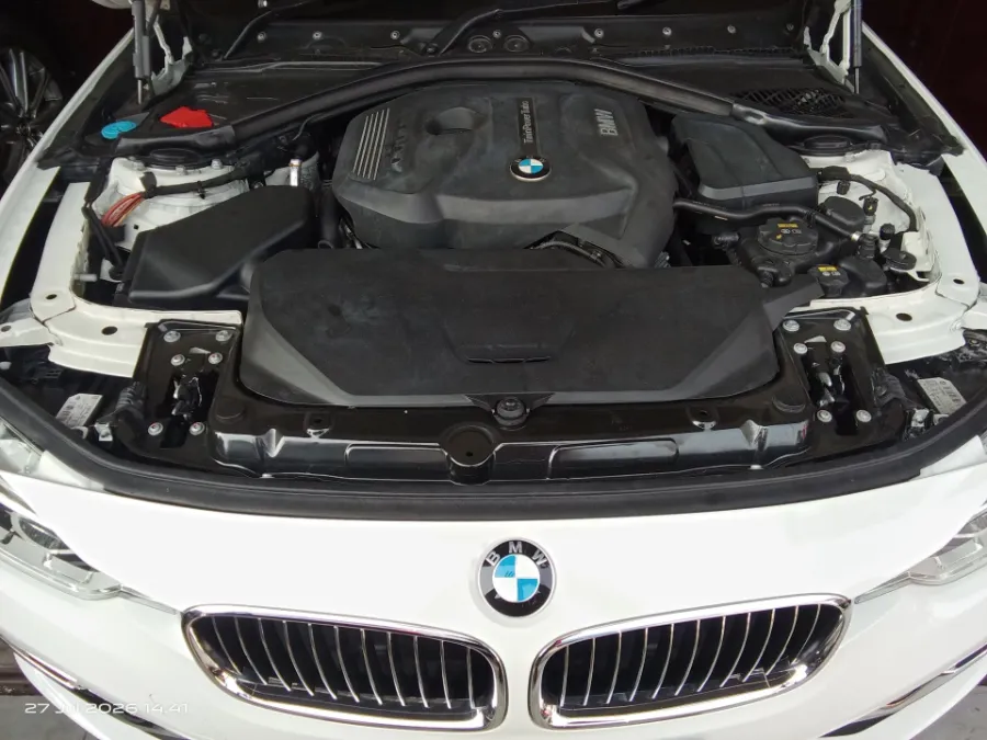 Foto Mobil Bekas Mesin BMW 320i 2.0 tahun 2018