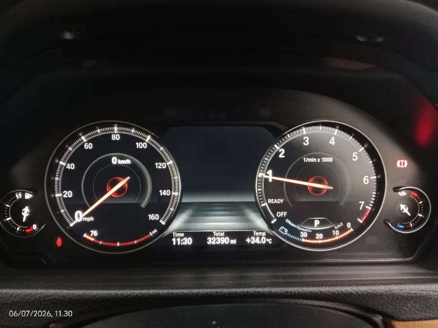 Foto Mobil Bekas Odometer BMW 320i 2.0 tahun 2018