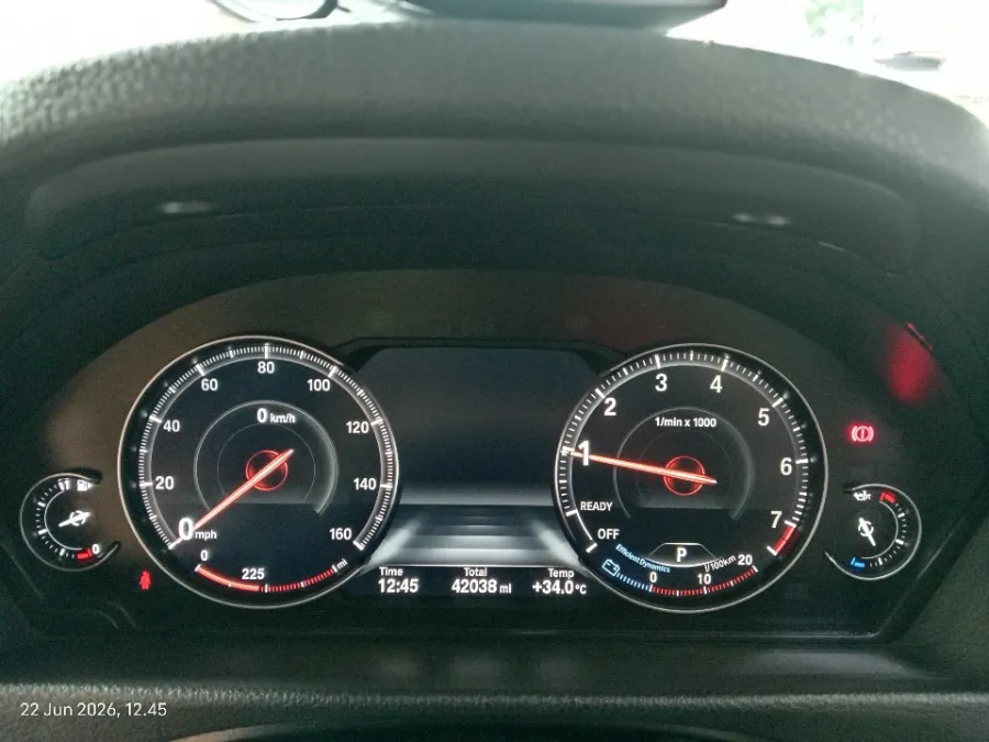 Foto Mobil Bekas Odometer BMW 320i 2.0 tahun 2018