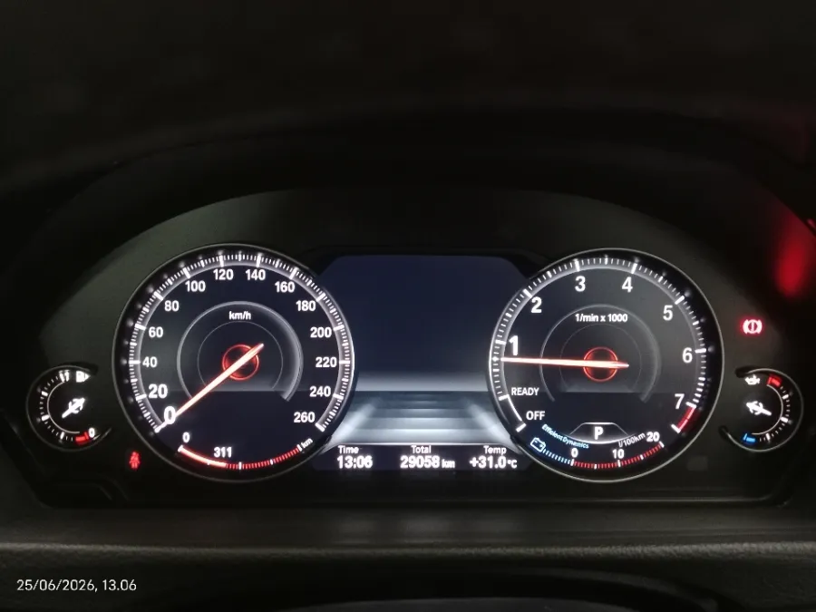 Foto Mobil Bekas Odometer BMW 320i 2.0 tahun 2018