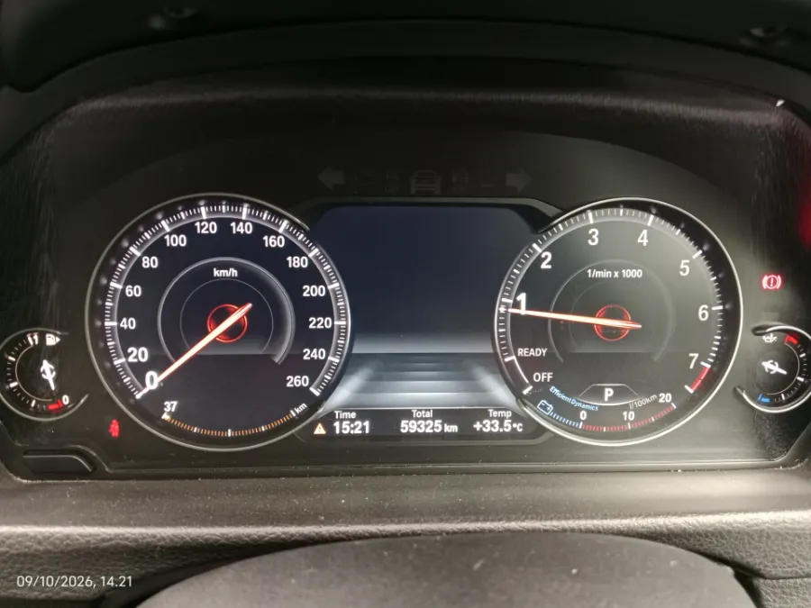 Foto Mobil Bekas Odometer BMW 320i 2.0 tahun 2018