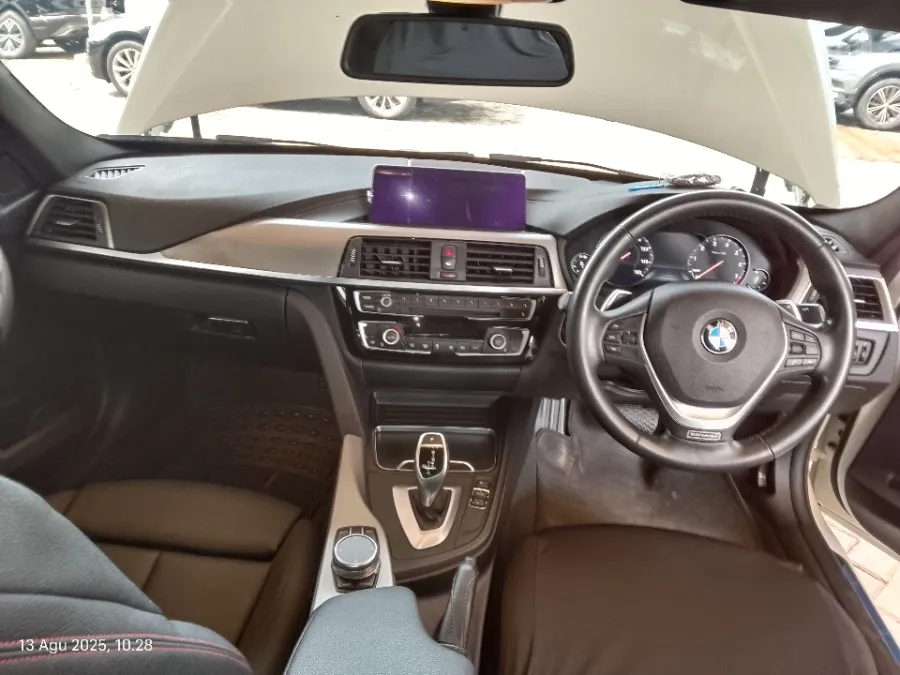 Foto Mobil Bekas Dashboard BMW 320i 2.0 tahun 2019