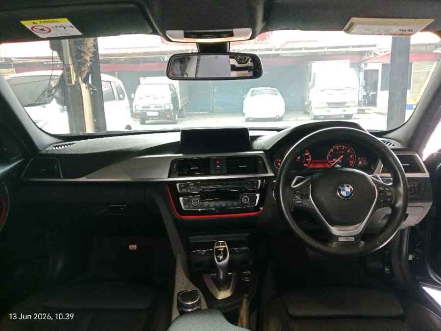 Foto Mobil Bekas Dashboard BMW 320i 2.0 tahun 2019