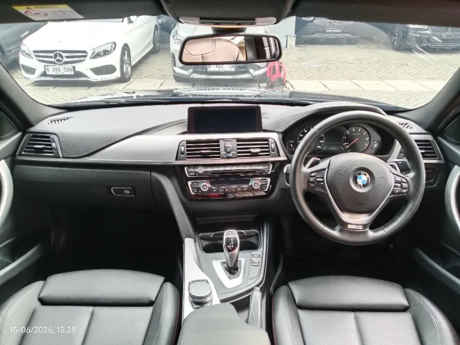 Foto Mobil Bekas Dashboard BMW 320i 2.0 tahun 2019