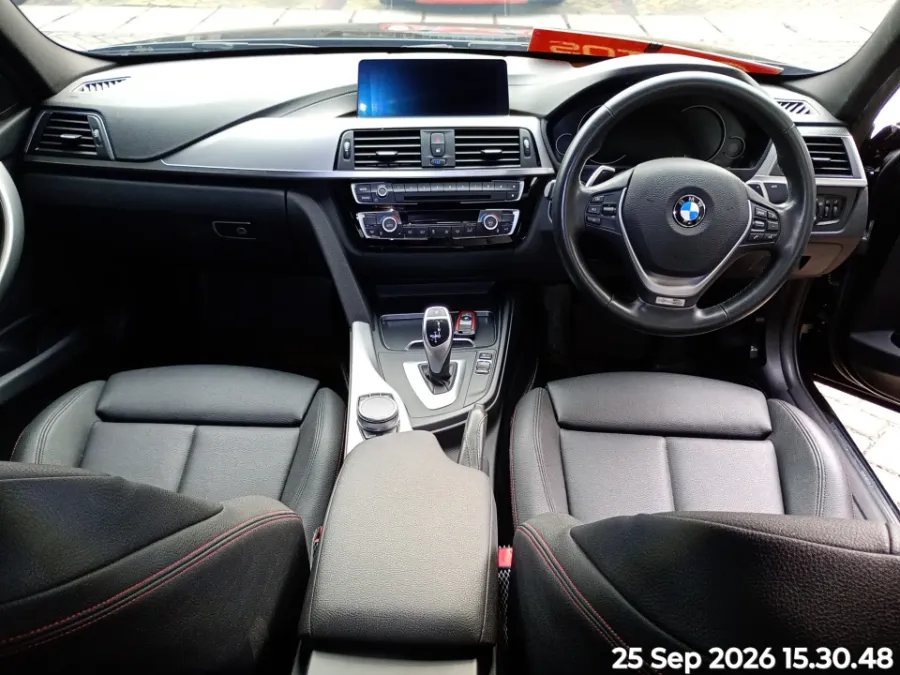 Foto Mobil Bekas Dashboard BMW 320i 2.0 tahun 2019