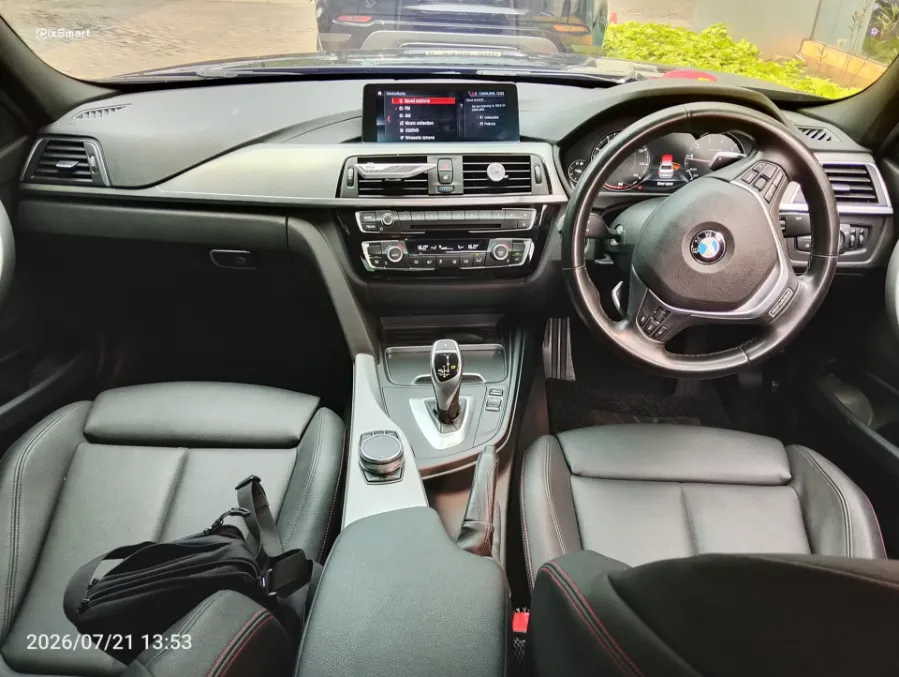 Foto Mobil Bekas Dashboard BMW 320i 2.0 tahun 2019