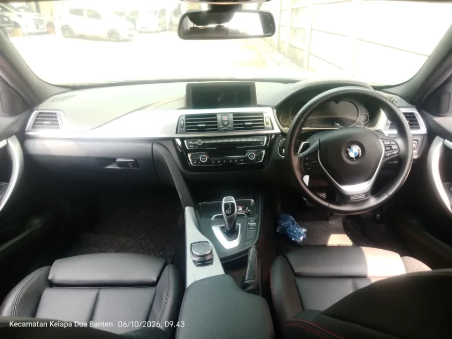 Foto Mobil Bekas Dashboard BMW 320i 2.0 tahun 2019