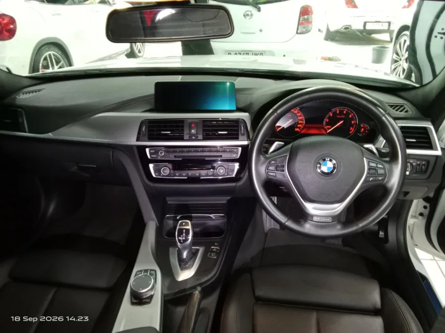Foto Mobil Bekas Dashboard BMW 320i 2.0 tahun 2019