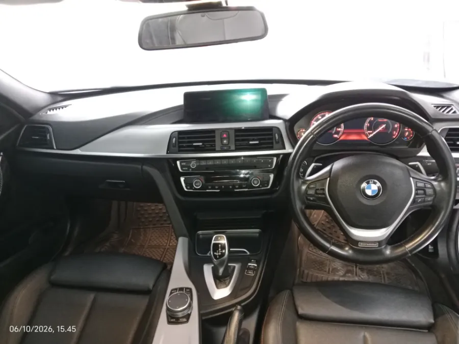 Foto Mobil Bekas Dashboard BMW 320i 2.0 tahun 2019