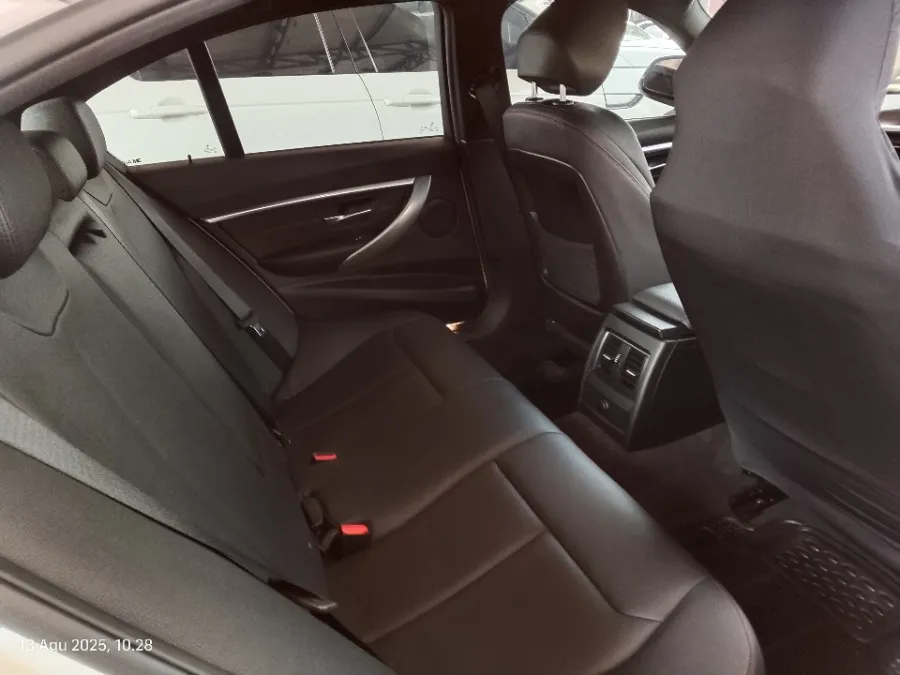 Foto Mobil Bekas Kabin Belakang BMW 320i 2.0 tahun 2019