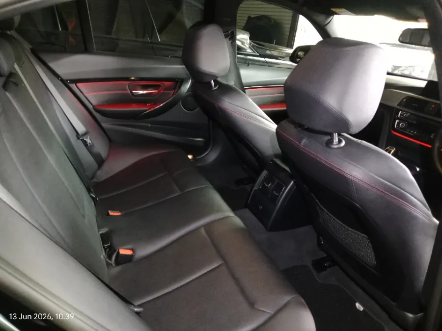 Foto Mobil Bekas Kabin Belakang BMW 320i 2.0 tahun 2019