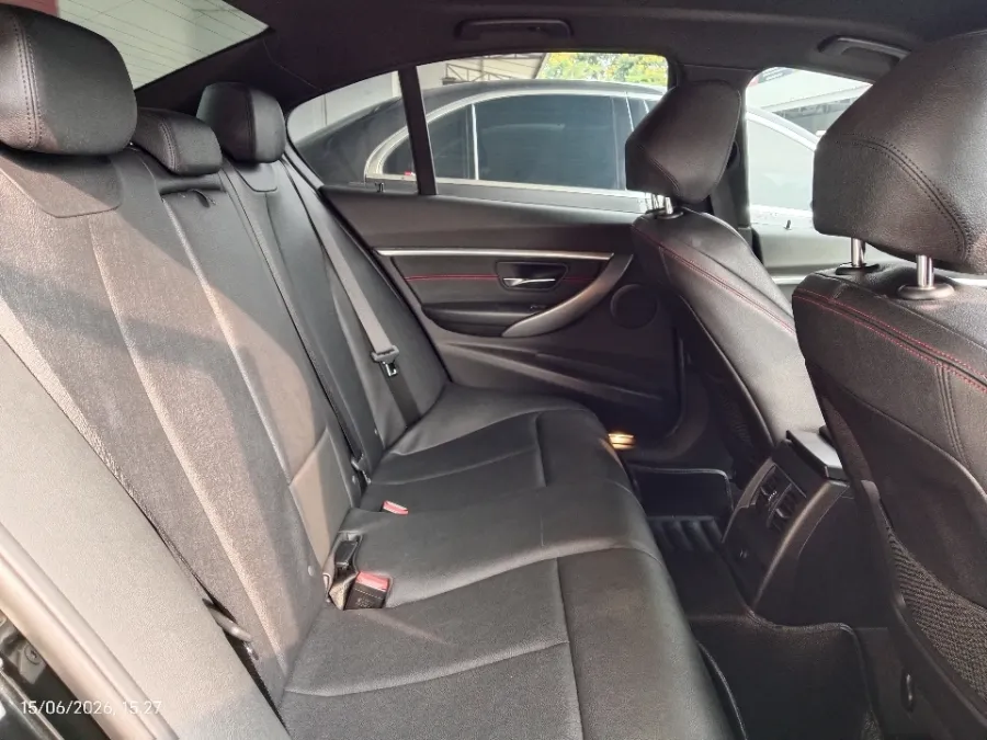 Foto Mobil Bekas Kabin Belakang BMW 320i 2.0 tahun 2019