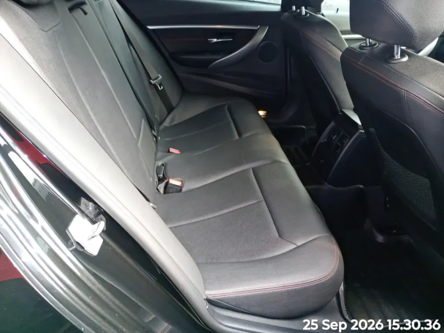 Foto Mobil Bekas Kabin Belakang BMW 320i 2.0 tahun 2019