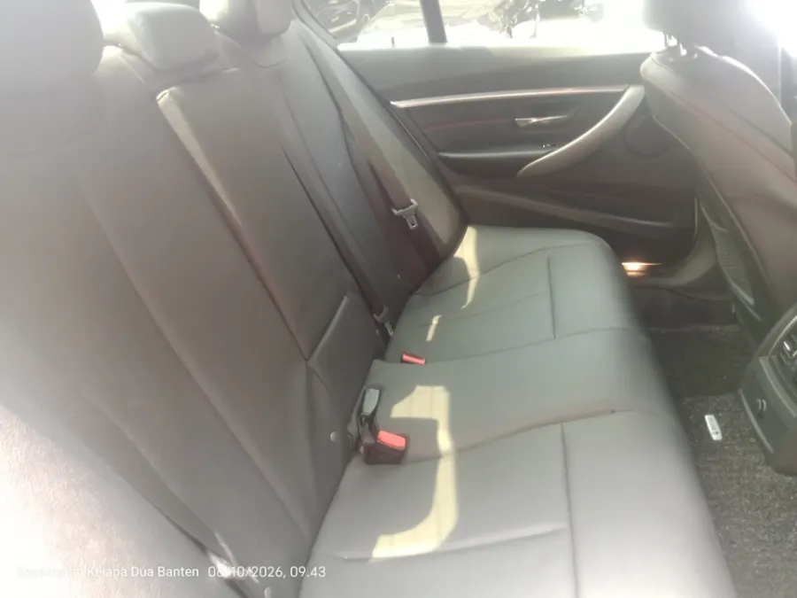 Foto Mobil Bekas Kabin Belakang BMW 320i 2.0 tahun 2019