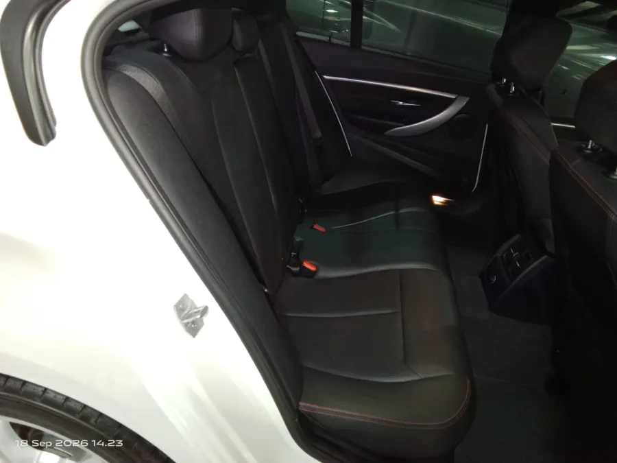 Foto Mobil Bekas Kabin Belakang BMW 320i 2.0 tahun 2019