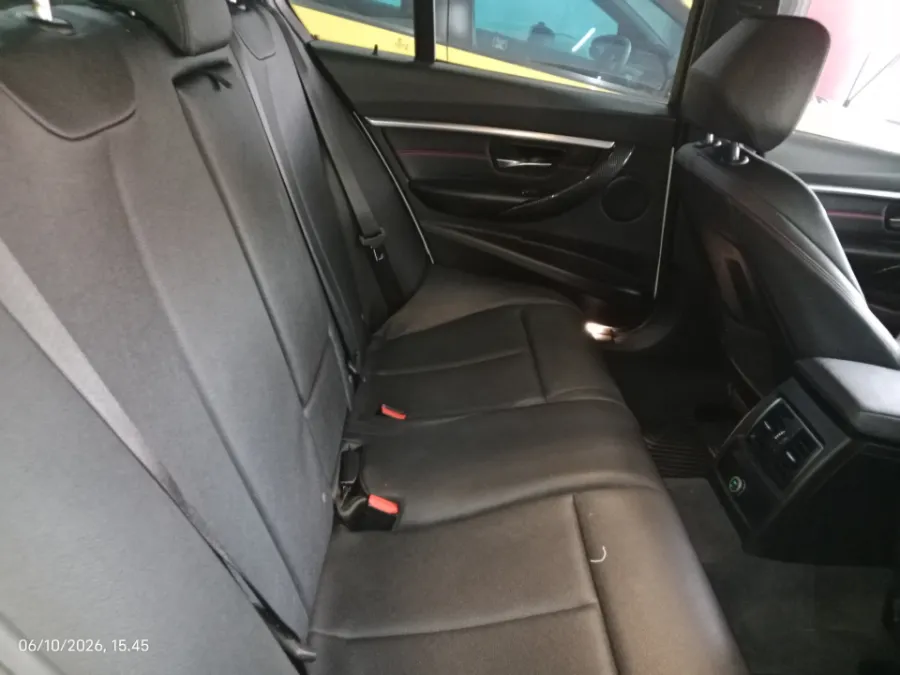 Foto Mobil Bekas Kabin Belakang BMW 320i 2.0 tahun 2019