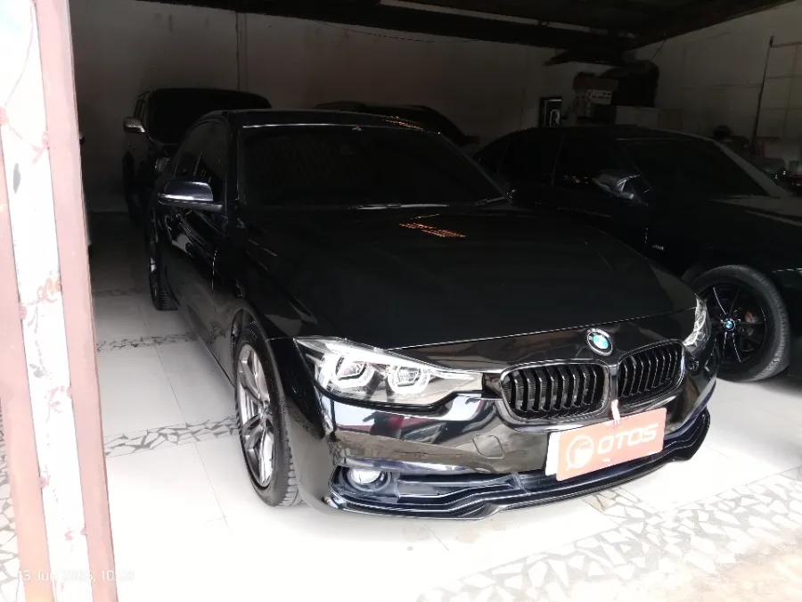 Foto Mobil Bekas Kanan Depan BMW 320i 2.0 tahun 2019