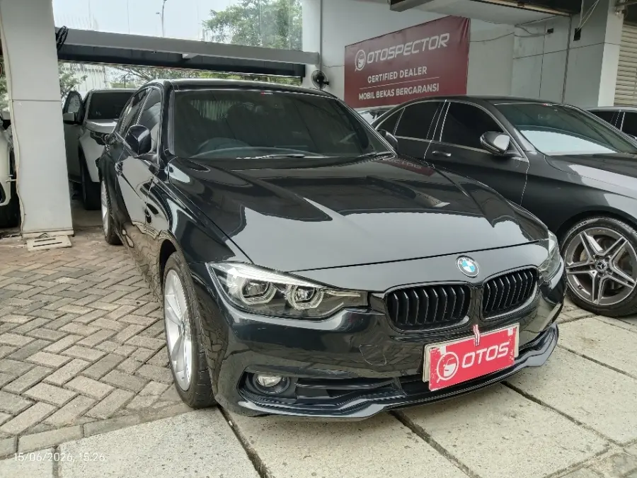 Foto Mobil Bekas Kanan Depan BMW 320i 2.0 tahun 2019