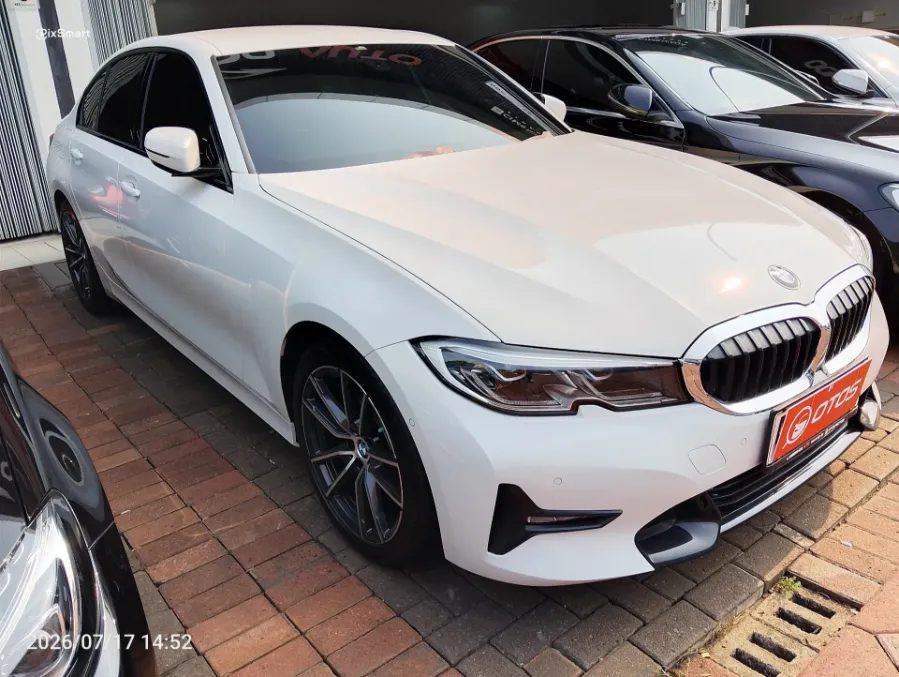 Foto Mobil Bekas Kanan Depan BMW 320i 2.0 tahun 2019