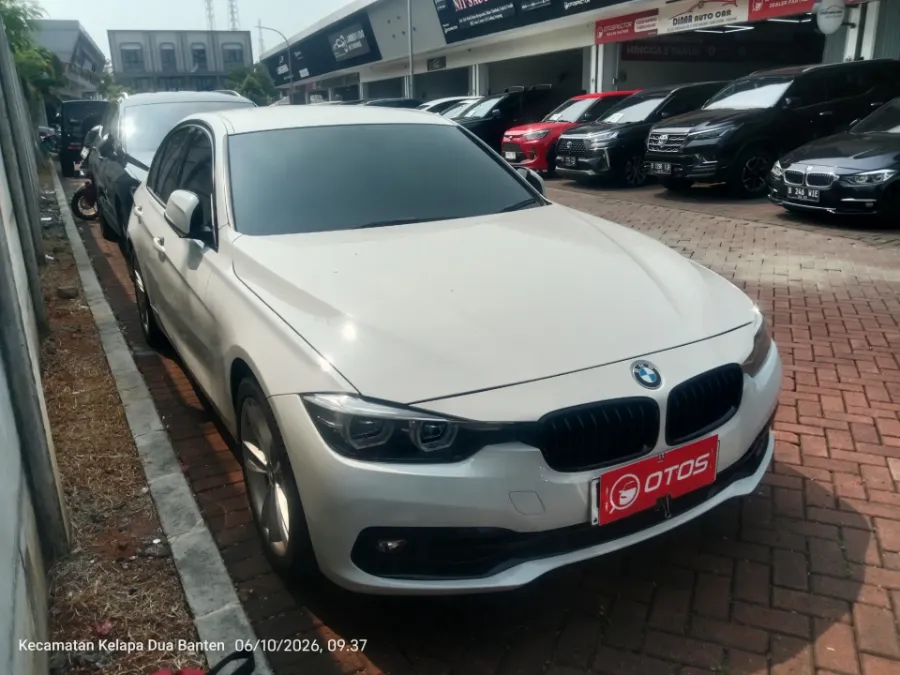 Foto Mobil Bekas Kanan Depan BMW 320i 2.0 tahun 2019