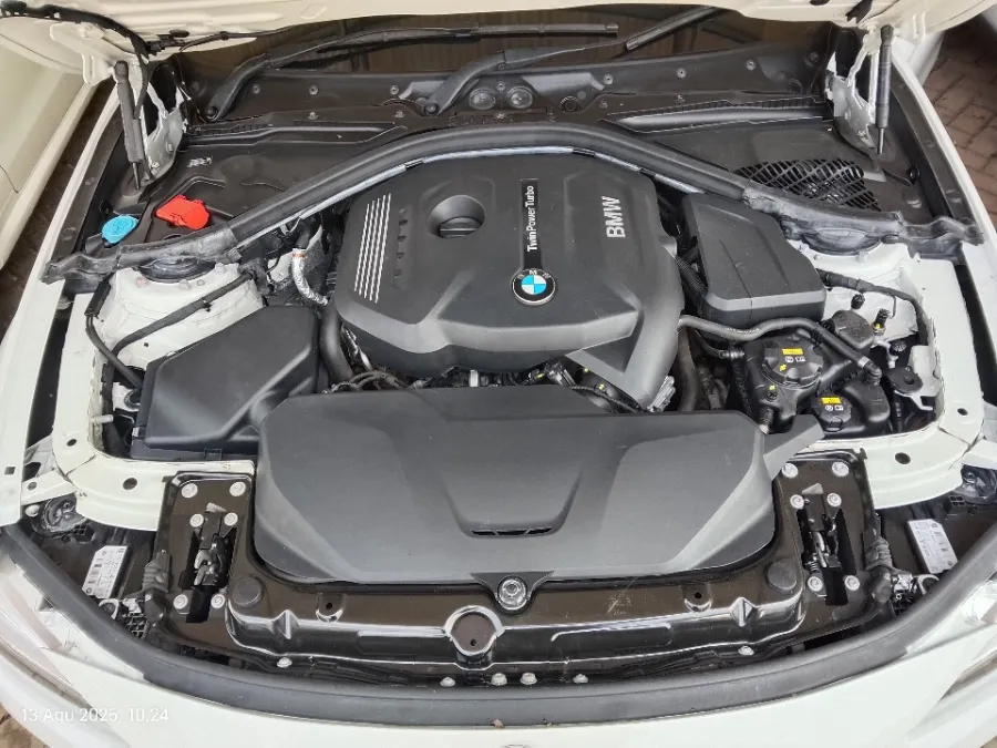 Foto Mobil Bekas Mesin BMW 320i 2.0 tahun 2019