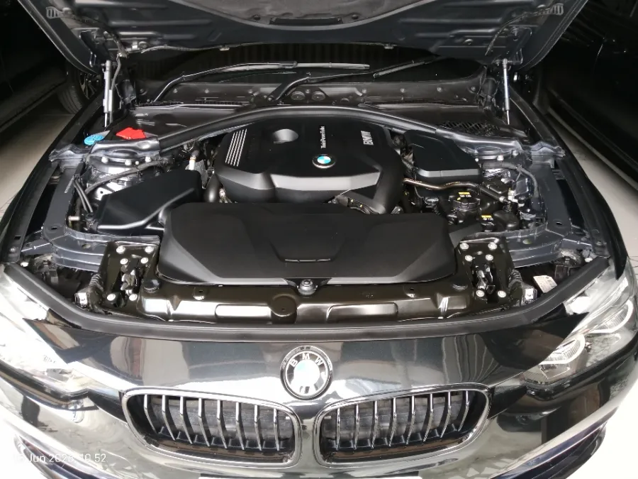 Foto Mobil Bekas Mesin BMW 320i 2.0 tahun 2019