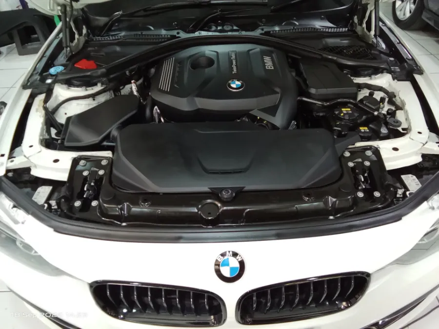 Foto Mobil Bekas Mesin BMW 320i 2.0 tahun 2019